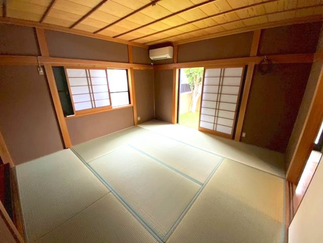 三条南町貸家の居間・リビング
