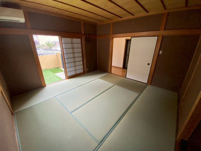 三条南町貸家の居間・リビング