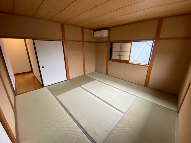 三条南町貸家の居間・リビング