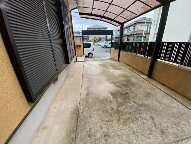 三条南町貸家の駐車場