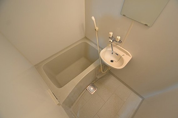 西灘駅前ハイツの浴室