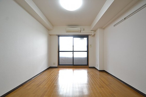 西灘駅前ハイツの居間・リビング