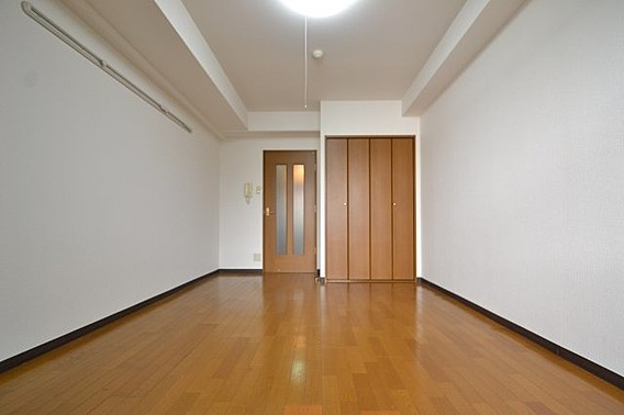 西灘駅前ハイツの居間・リビング