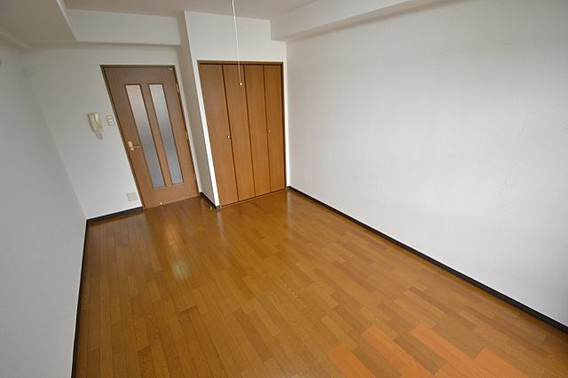 西灘駅前ハイツの居間・リビング