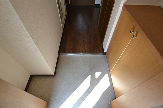 西灘駅前ハイツの玄関