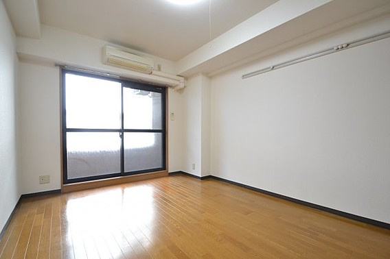 西灘駅前ハイツの居間・リビング