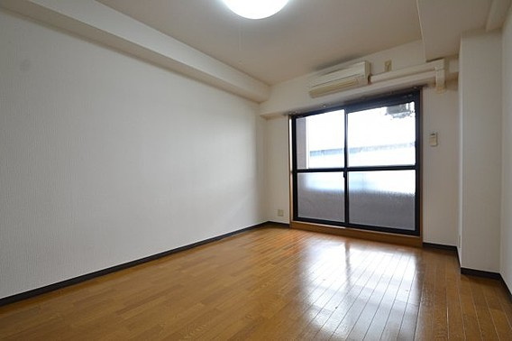 西灘駅前ハイツの居間・リビング