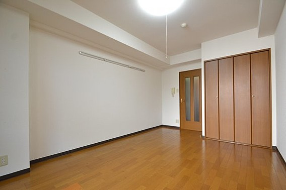 西灘駅前ハイツの居間・リビング