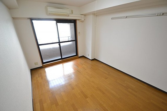 西灘駅前ハイツの居間・リビング