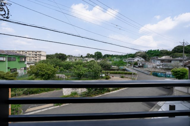 【横浜市旭区今宿西町201-16全2棟新築戸建て】★仲介手数料無料★（都岡小学校・今宿中学校）の展望|前面に大きな建物がなく、開放感のある眺望が広がります。緑を感じられる穏やかな景色が魅力で、住宅街ならではの落ち着いた住環境を感じられます。