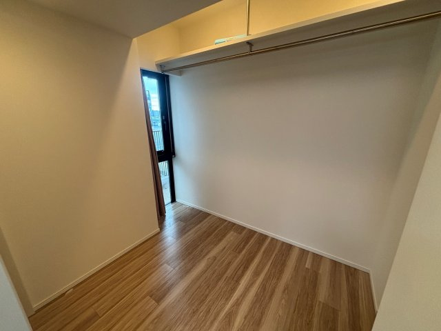 【大容量WICでスッキリ収納】ハンガーパイプを設置し、衣類を効率よく整理できます。お部屋の広さを有効に使える、暮らしの質を高める充実の収納スペースです。