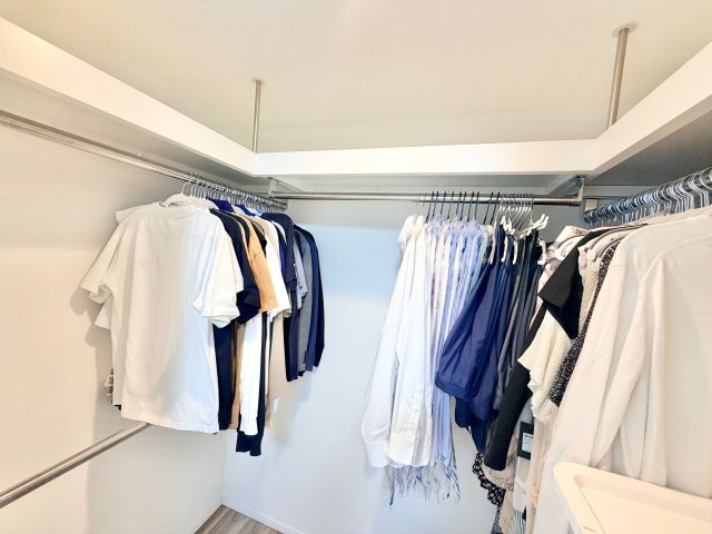 【大容量WICでスッキリ収納】ハンガーパイプを設置し、衣類を効率よく整理できます。お部屋の広さを有効に使える、暮らしの質を高める充実の収納スペースです。