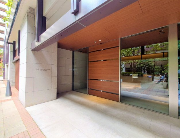 1階　中庭側のメインエントランス