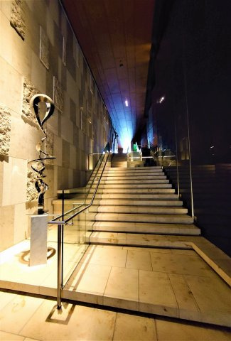 エントランスから2階ラウンジへのアプローチ