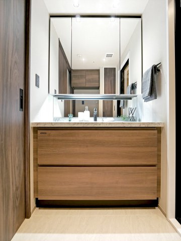 三面鏡付洗面化粧台　新規交換
