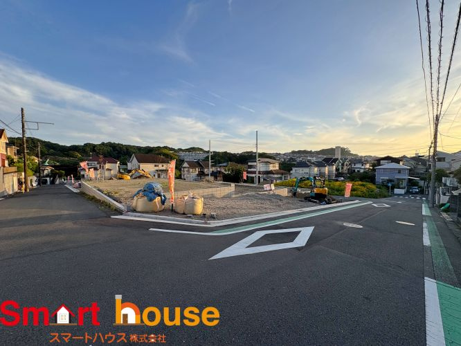 横浜市桂台西　売地全8区画の前面道路含む現地写真