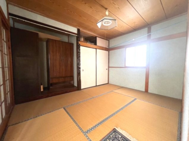 小山市立木　中古戸建　趣ある和風邸宅｜庭付き・広々和室の落ち着いた住まいの和室|2F　柔らかい畳が心地よい和室