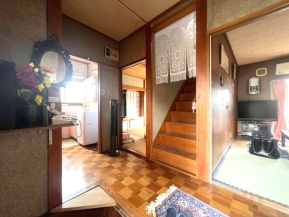 小山市立木　中古戸建　趣ある和風邸宅｜庭付き・広々和室の落ち着いた住まいの玄関|ゆったりとした玄関です