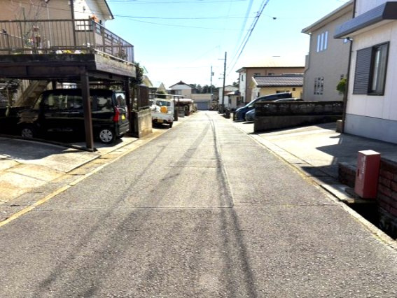 中古住宅　富士市大渕　部屋数豊富6SLDDKK｜二世帯でゆとりある暮らしの前面道路含む現地写真