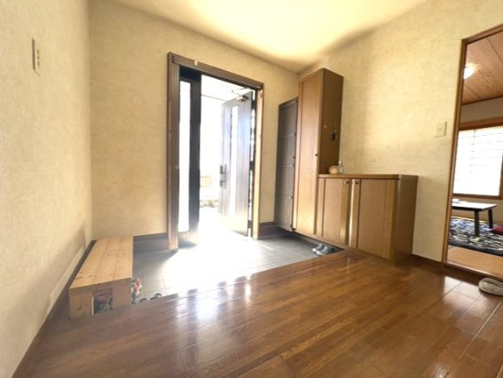 中古住宅　富士市大渕　部屋数豊富6SLDDKK｜二世帯でゆとりある暮らしの玄関