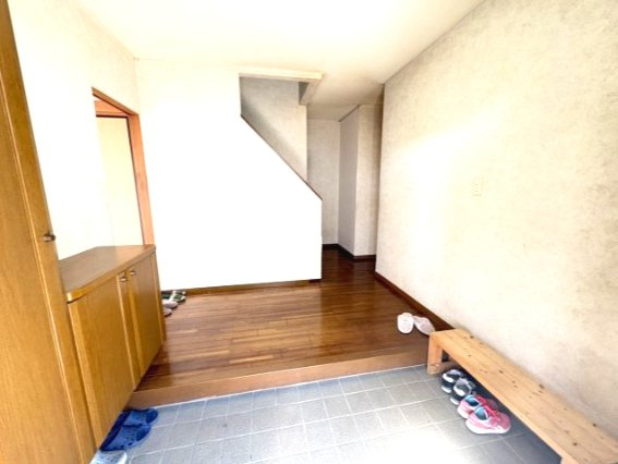 中古住宅　富士市大渕　部屋数豊富6SLDDKK｜二世帯でゆとりある暮らしの玄関