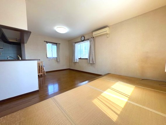 中古住宅　富士市大渕　部屋数豊富6SLDDKK｜二世帯でゆとりある暮らしの居間・リビング