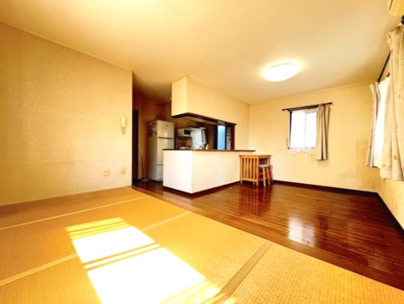 中古住宅　富士市大渕　部屋数豊富6SLDDKK｜二世帯でゆとりある暮らしの居間・リビング