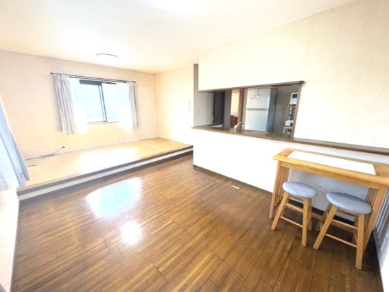 中古住宅　富士市大渕　部屋数豊富6SLDDKK｜二世帯でゆとりある暮らしの居間・リビング