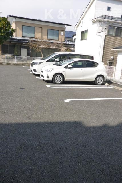 パープルコート・アゼリアの駐車場|カースペースがあります