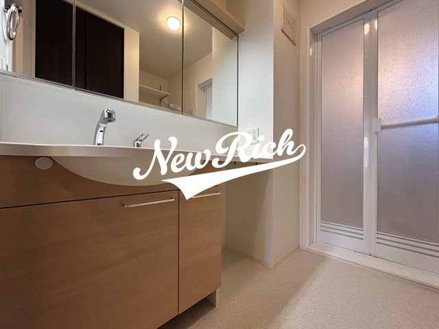 伊勢崎市境伊与久のアパートの独立洗面台