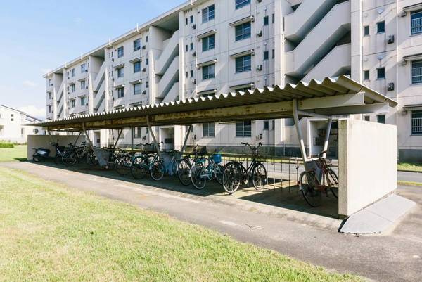 ビレッジハウス下広川1号棟のその他共用部分|駐輪場に自転車も停められます♪