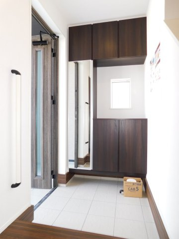 名古屋市港区船頭場１丁目の新築一戸建の玄関|◇玄関◇　　履物がしっかり収納できるミラー付きシューズ収納！
