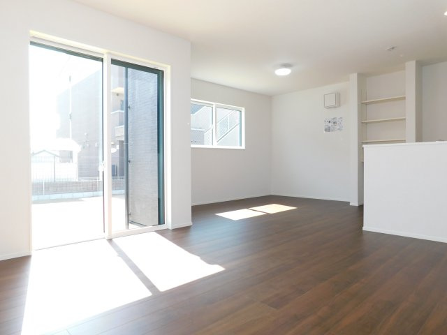 名古屋市港区船頭場１丁目の新築一戸建の居間・リビング|◇リビング◇　　南面で明るく広いリビング２１．５帖　家族のコミュニケーションが自然と増える対面キッチン♪