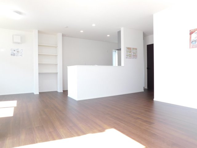 名古屋市港区船頭場１丁目の新築一戸建の居間・リビング|◇リビング◇　　南面で明るく広いリビング２１．５帖　収納棚完備！