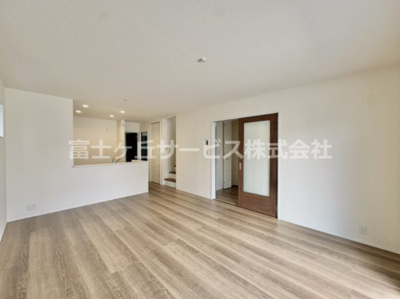 【居間・リビング】 | 豊橋市多米西町3丁目 25期 新築一戸建て 1号棟 | ＬＤＫです