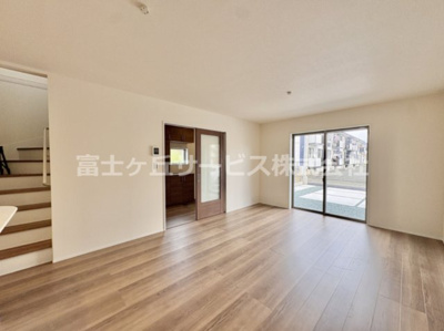 【居間・リビング】 | 豊橋市多米西町3丁目 25期 新築一戸建て 1号棟 | おしゃれな居間です