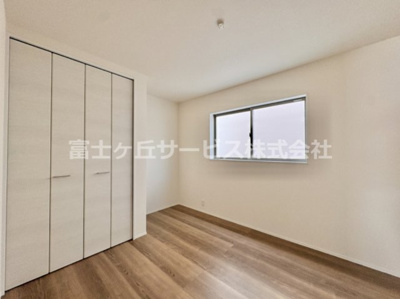 【洋室】 | 豊橋市多米西町3丁目 25期 新築一戸建て 1号棟 | 落ち着いた色調の寝室です