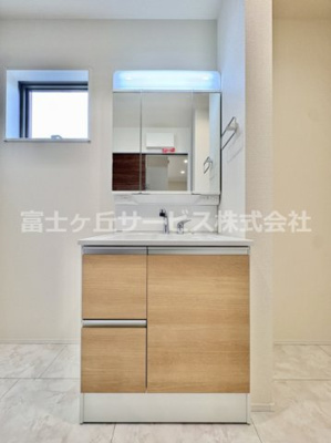 【独立洗面台】 | 豊橋市多米西町3丁目 25期 新築一戸建て 1号棟 | 朝の支度にも助かる、独立の洗髪洗面化粧台