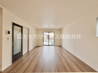 【居間・リビング】 | 豊橋市多米西町3丁目 25期 新築一戸建て 2号棟 | 使いやすいリビングです