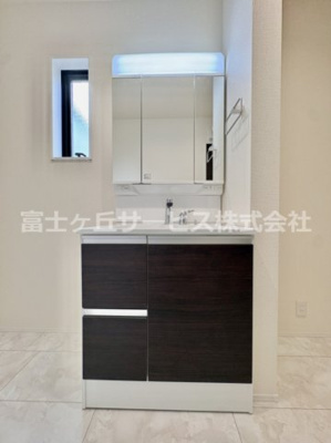 【独立洗面台】 | 豊橋市多米西町3丁目 25期 新築一戸建て 2号棟 | 朝の支度にも助かる、独立の洗髪洗面化粧台