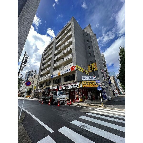 万長ビルの外観