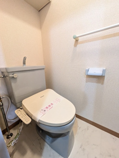 温水洗浄便座機能付きのトイレ