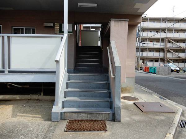 ビレッジハウス草部6号棟のエントランス