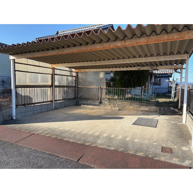 安八郡神戸町大字更屋敷の一戸建ての駐車場
