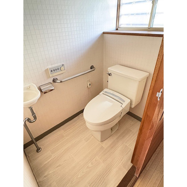 安八郡神戸町大字更屋敷の一戸建てのトイレ