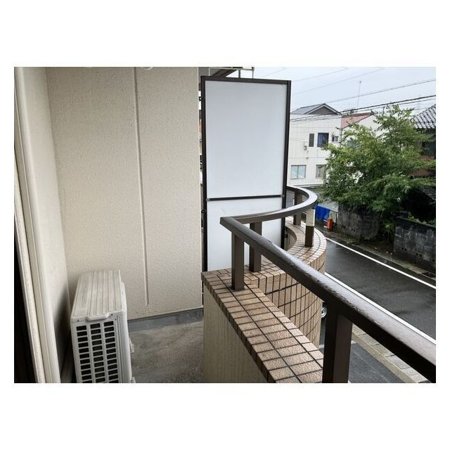 岐阜市月丘町３丁目のアパートのバルコニー