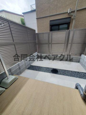 【バルコニー】 | アクアプレイス京都千本丸太町 | 外からの目が気にならないバルコニーで洗濯物が干せます