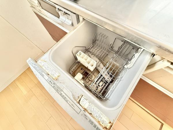 【キッチン】 | 食器洗乾燥機付きで家族の食器もピカピカ。後片付けもラクラクこなせて、日々の生活には欠かせない便利設備。環境にもママの手にも優しいのがうれしいですね。