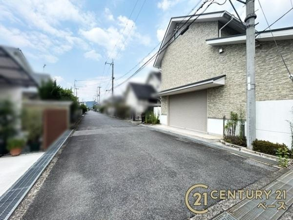 橿原市白橿町２丁目の中古一戸建の前面道路含む現地写真|■現地撮影写真■ 前面道路は６ｍ以上と広くゆったりしています！