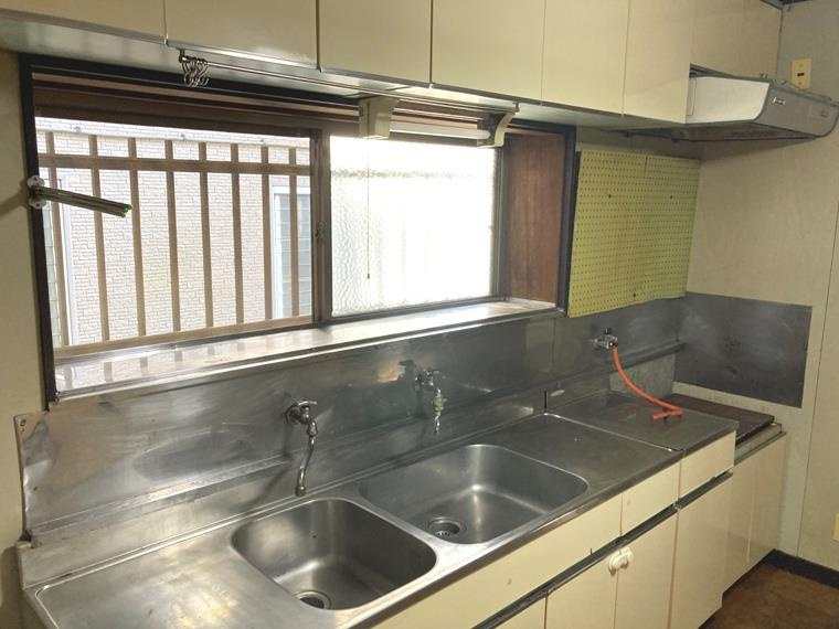 園生町戸建のキッチン|コンパクトなキッチンで掃除もラクラク